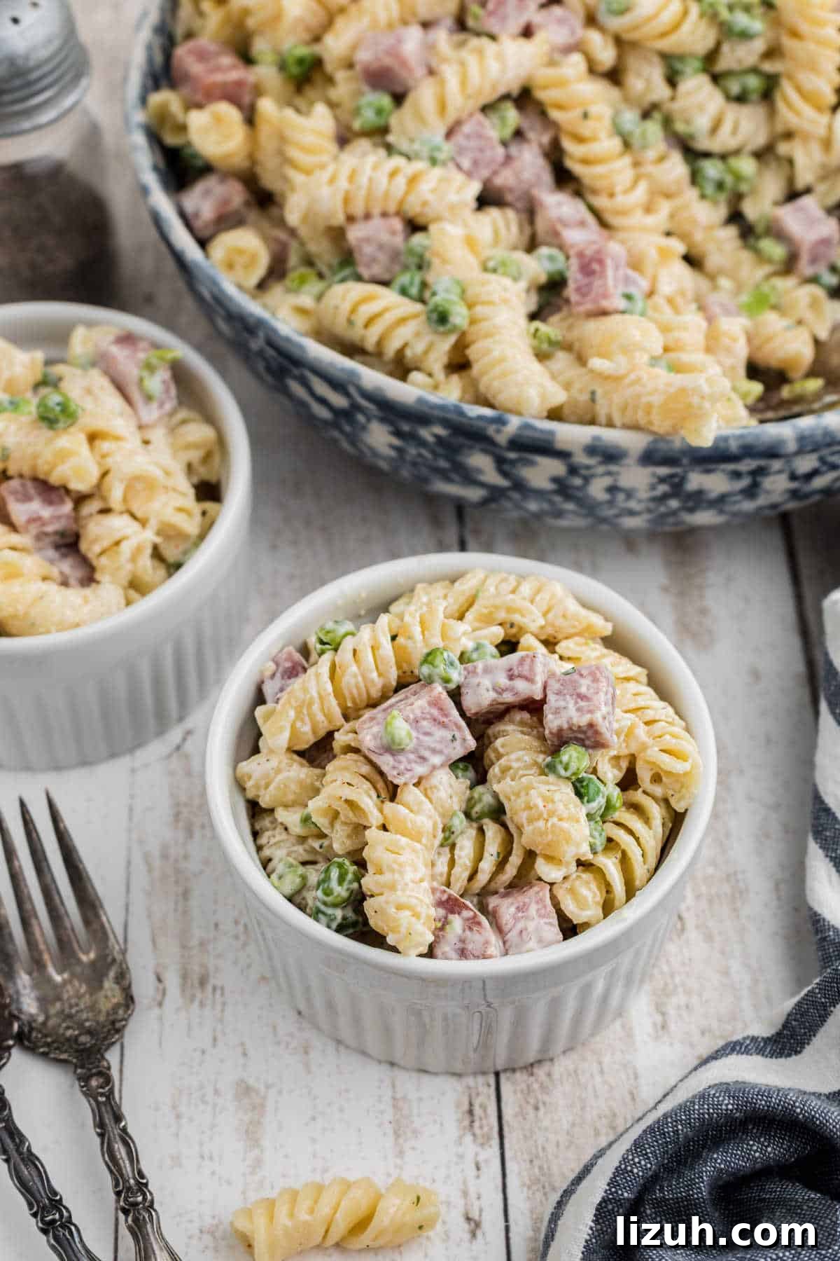 Ruby Tuesday-Style Ham and Pea Pasta Salad Recipe 9 A dished up serving of Ruby Tuesday's Ham and Pea pasta salad.