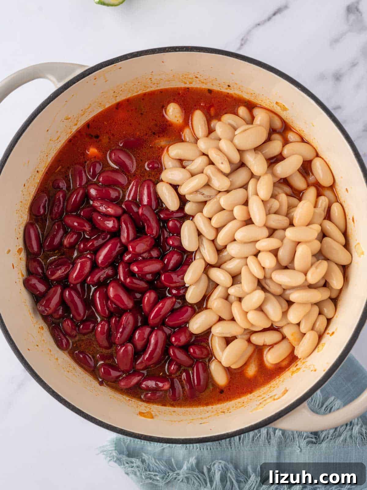 White and red kidney beans for vegan bean chili.