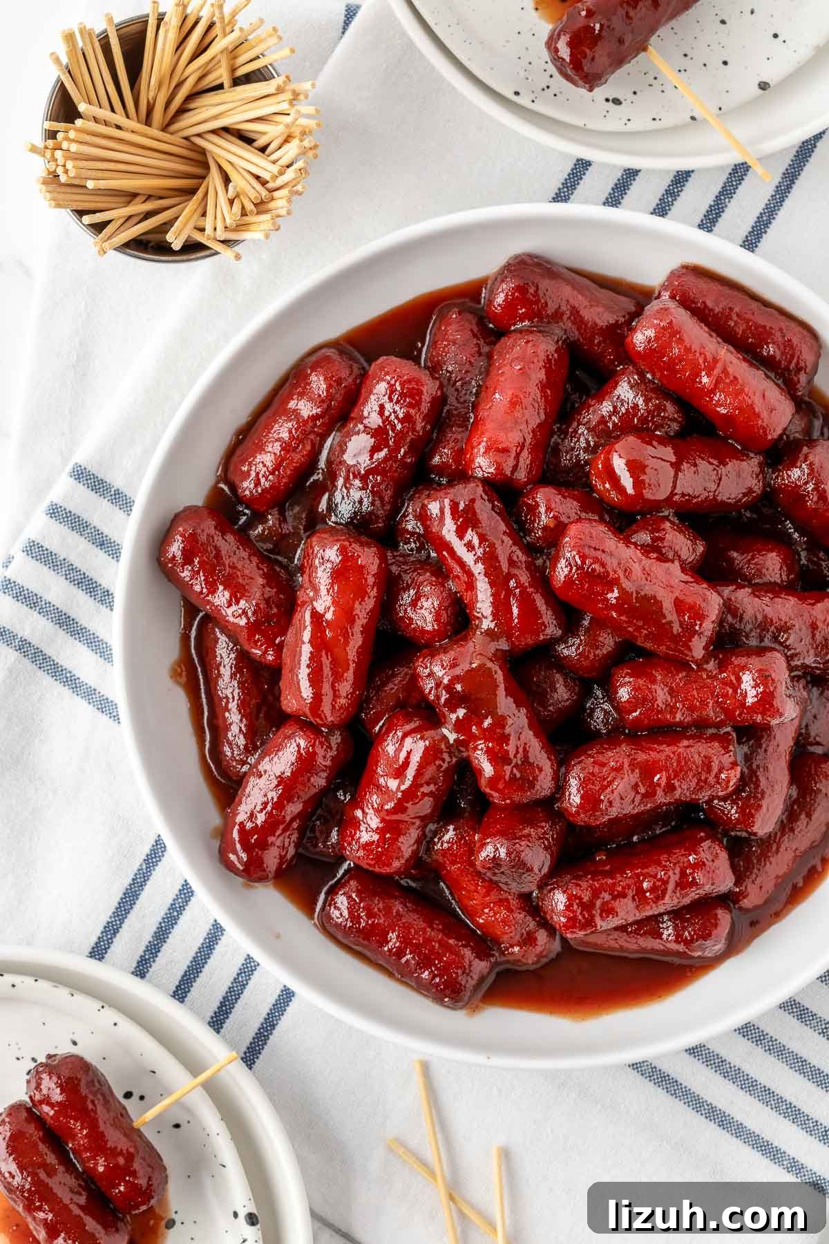 Slow Cooker Little Smokies Recipe: Sweet & Tangy Party Sausages 6 Easy crock pot little smokies appetizer made with grape jelly and chili sauce.