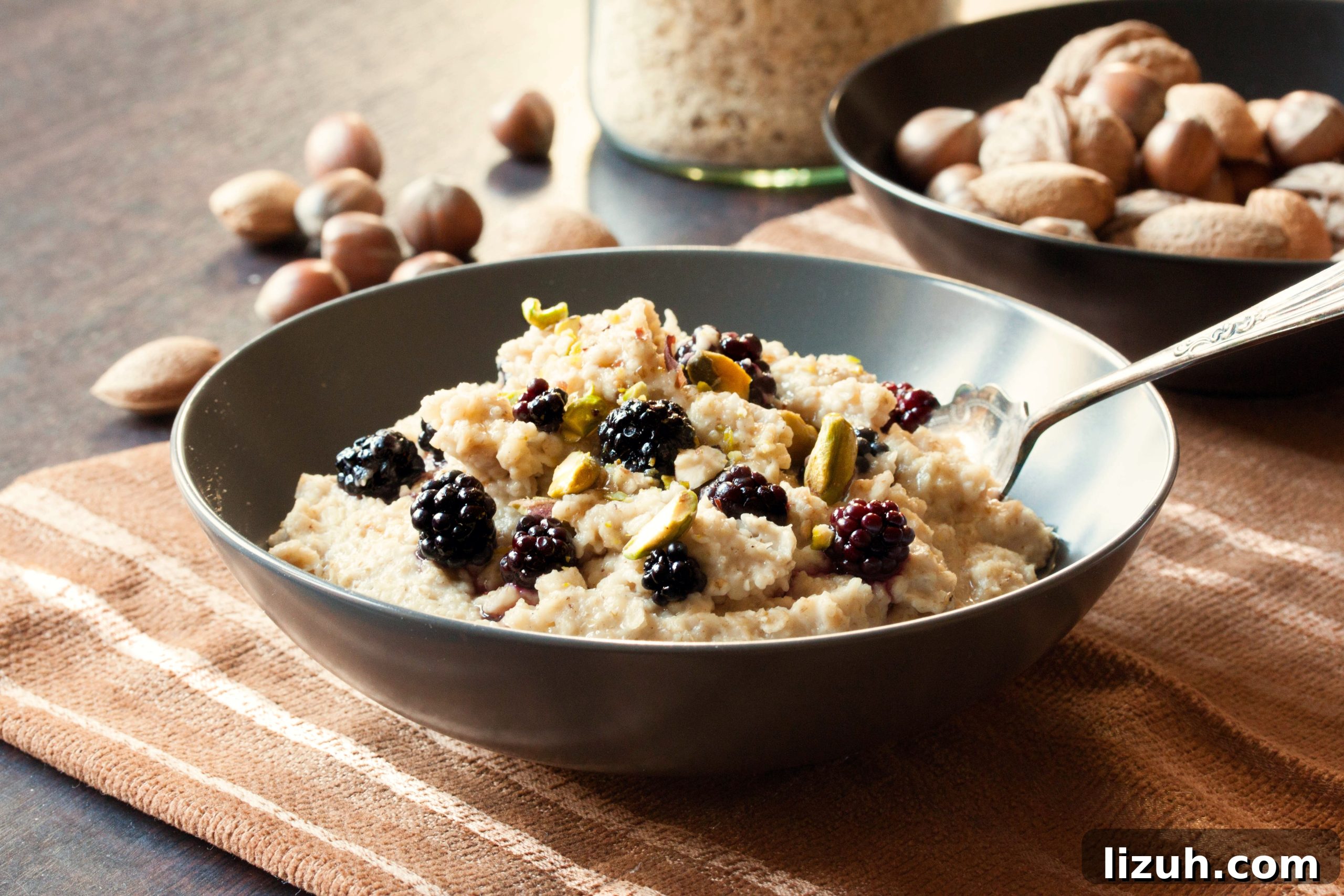 Berry & Pistachio Oat Porridge Recipe: Creamy, Nutty Morning Bowl 2 oat porridge with berries and pistachios